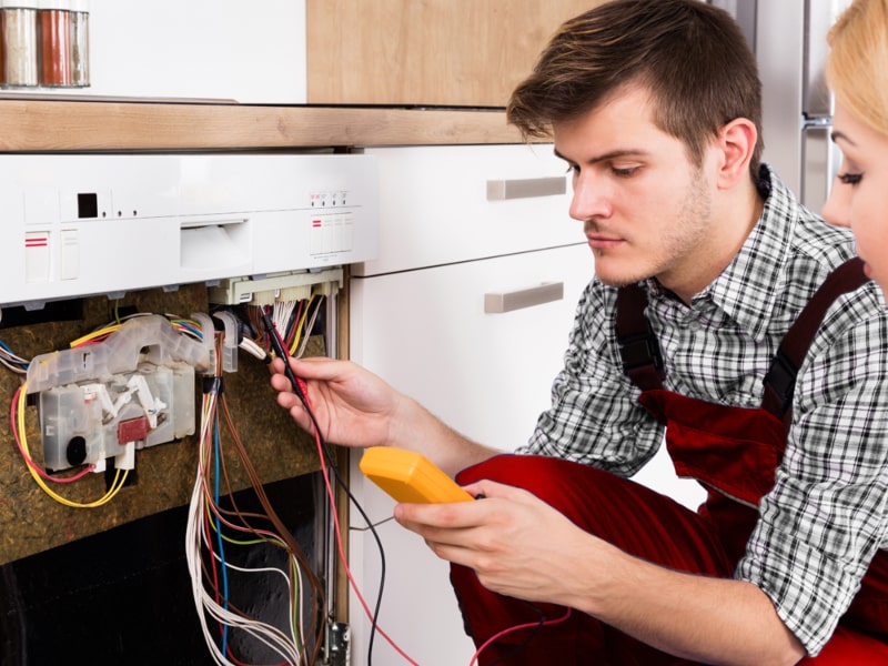 Técnico reparando Lavavajillas Miele