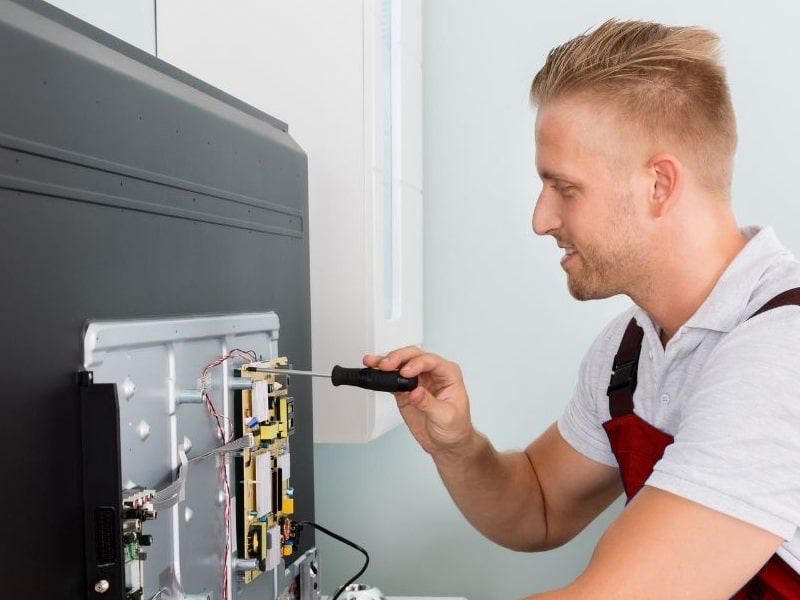 Fotografía de técnico reparando Televisores Miele