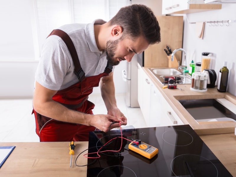 Fotografía de técnico reparando Vitrocerámica Miele